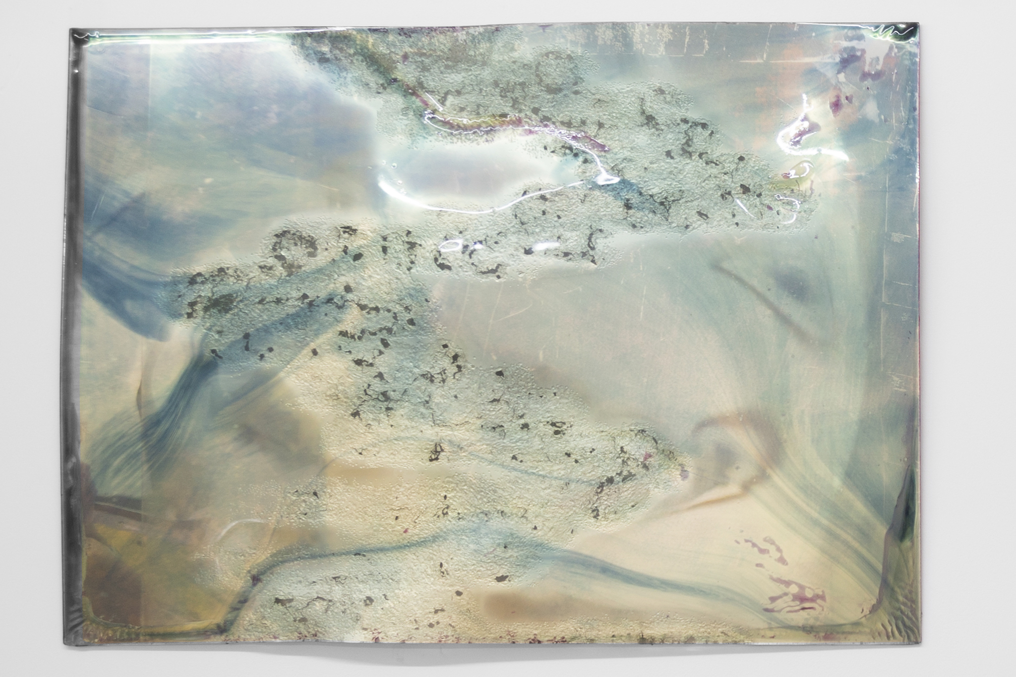 Untitled, Série L'Air de Rien, 2016, Colored varnish on plexiglass thermo-formed mirror, 50 x 70 cm