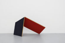 Bernard Villers, Inclinaison rouge et noire, 2017, Acylic and tempera on wood, 120 x 80 x 60 cm