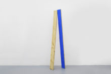 Bernard Villers, Enjambement rouge et bleu, 2017-2018, Tempera on wood, 121 x 20 cm