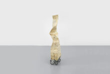 Tatiana Wolska, Série One pallet sculpture - déhanchée, 2022, Wood pallet and screws, 115 x 27 x 22 cm