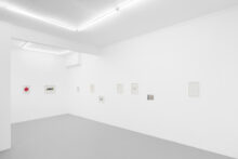 Gudny Rosa Ingimarsdottir, exhibition view of 'fingers in a red state but not yet bleeding' at Irène Laub gallery, Brussels (BE), 2026 (© Hugard & Vanoverschelde)