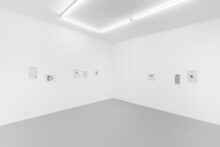 Gudny Rosa Ingimarsdottir, exhibition view of 'fingers in a red state but not yet bleeding' at Irène Laub gallery, Brussels (BE), 2026 (© Hugard & Vanoverschelde)