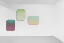 Guillermo Mora, exhibition view of '≈ 530 nanomètres' at Irène Laub gallery, Brussels (BE), 2026 (© Hugard & Vanoverschelde)