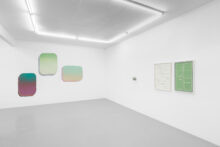 Fernanda Fragateiro, Gudny Rosa Ingimarsdottir, Guillermo Mora, exhibition view of '≈ 530 nanomètres' at Irène Laub gallery, Brussels (BE), 2026 (© Hugard & Vanoverschelde)