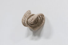 Guðný Rósa Ingimarsdóttir, Laines touchées, 1999, fil de laines. Coll. Province de Hainaut. © Leslie Artamonow - BPS22, 2026